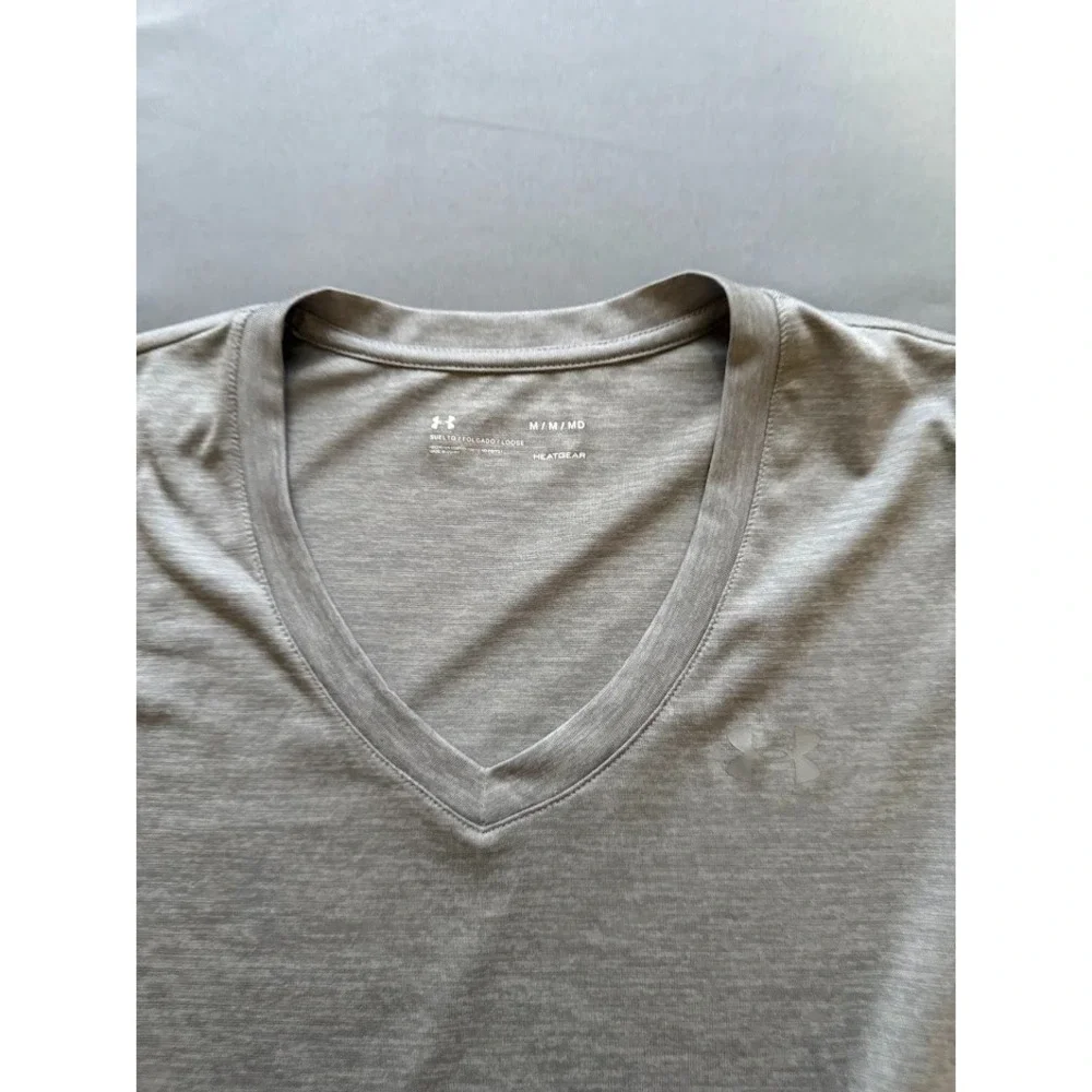Under Armour T Shirt HeatGear Women‎ Medium Gray V Neck Loose Fit Short Sleeve - Picture 11 of 14